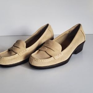 AEROSOLES Suede Loafer Wedges Neutral Cream Short Heel Women's Size 5 1/2
